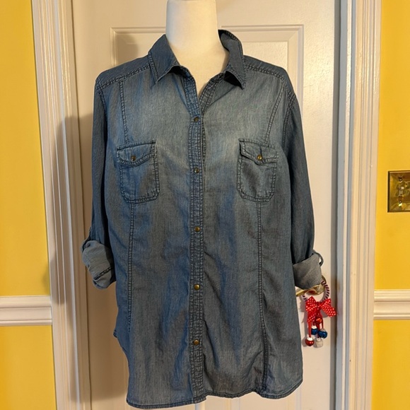Old Navy Tops - Old Navy XXL Denim Snap Long Sleeve Top